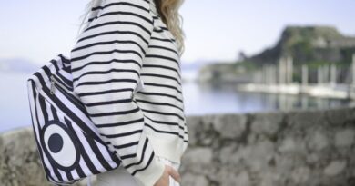 Pruhovaný sveter ako nadčasový módny trend