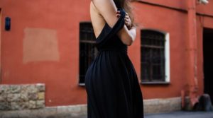 Holé ramená budú opäť viesť letné módu