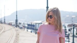 Jarné trendy na rok 2022: Crop top, overshirt, palazzo nohavice